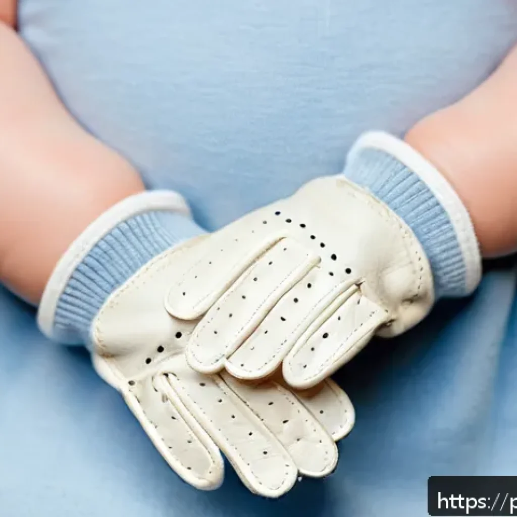 유아용 가죽 장갑 - A close-up image of a baby’s hands wearing soft natural leather gloves, highlighting the smooth text...