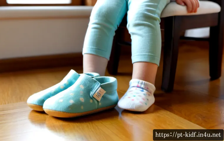 유아용 덧신 선택 팁 - Photorealistic product-selection scene for toddler indoor slipper socks: a parent’s hands comparing ...