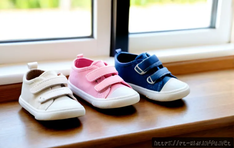 유아용 신발 브랜드 비교 - Photorealistic comparison scene of three pairs of unbranded toddler shoes arranged neatly on a light...